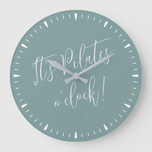C'est Pilates O' Horloge Amusant Green Script cade