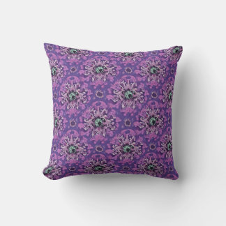 C'est un coussin avec un motif floral brillant sur