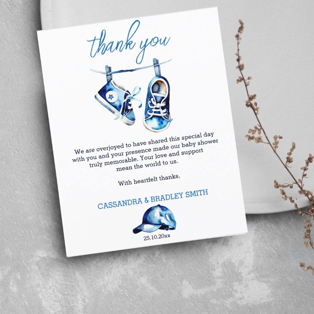 C'est un garçon bleu bébé chaussures un carte de r (Baby shower thank you card baby boy blue sneakers on a line for boys baby shower thank you card)