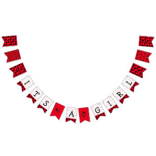 C'est une banderole rouge de Baby shower Ladybug