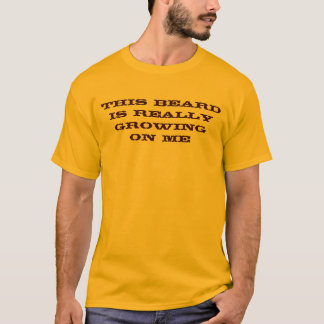 Cette barbe élève vraiment sur moi le T-shirt