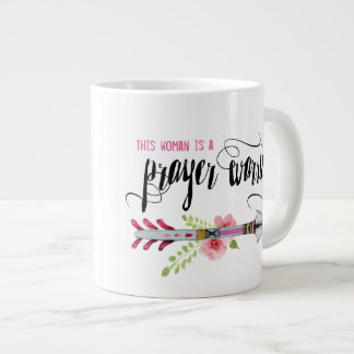 Cette femme est une guerrière de prière Mug
