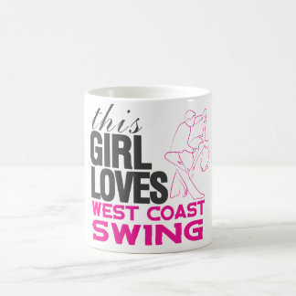 Cette fille aime la tasse d'oscillation de côte