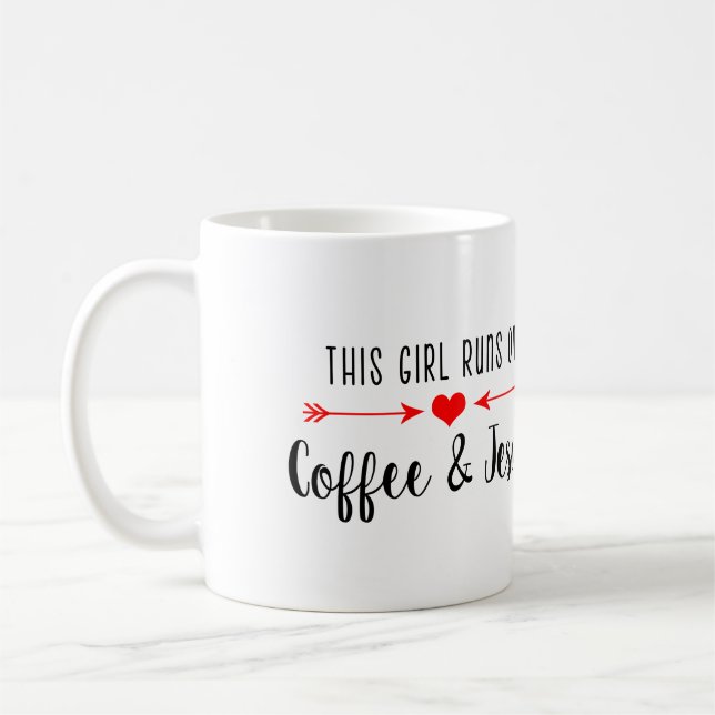 Cette fille court sur le café et la tasse de Jésus (Gauche)