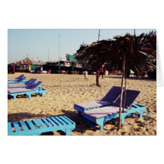 Chaises de plage sur la plage de Candolim à Goa In
