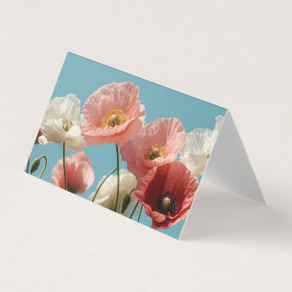 Champ de pavots contre un ciel bleu doux