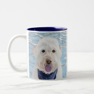 Champagne Labradoodle avec la tasse de l'eau