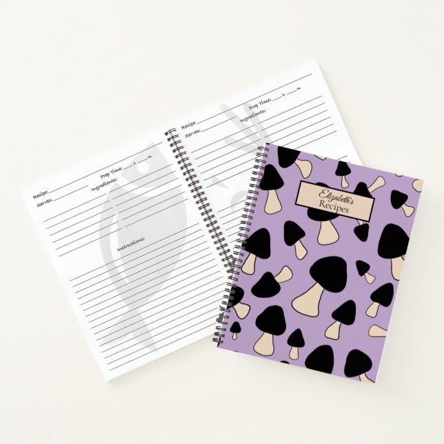 Champignons noirs sur le livre de recettes pourpre (Intérieur)