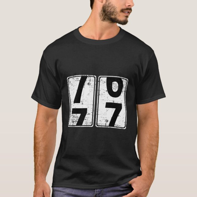 Change 76-77 31Th Greeting Birth B-Day T-Shirt (Front)