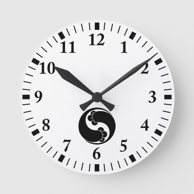 Changed shape two clove swirls round clock (Front)