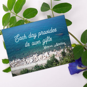 Chaque jour fournit une affiche en latin