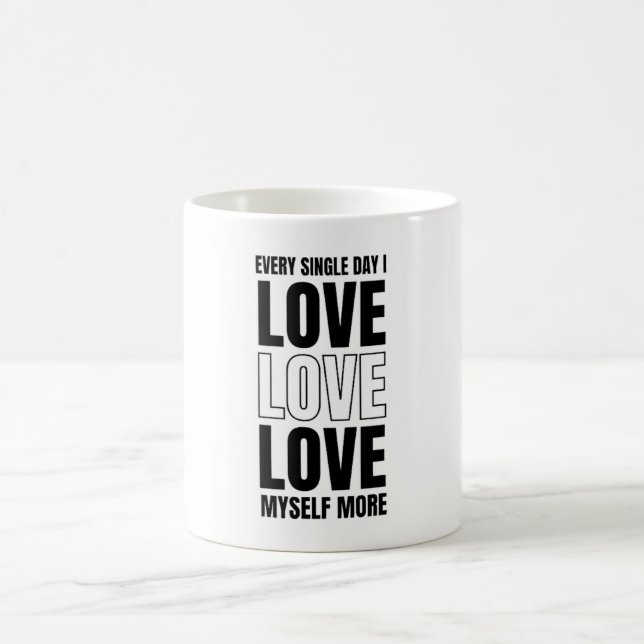 Chaque Jour Je M'Aime Plus De Café Mug (Centre)