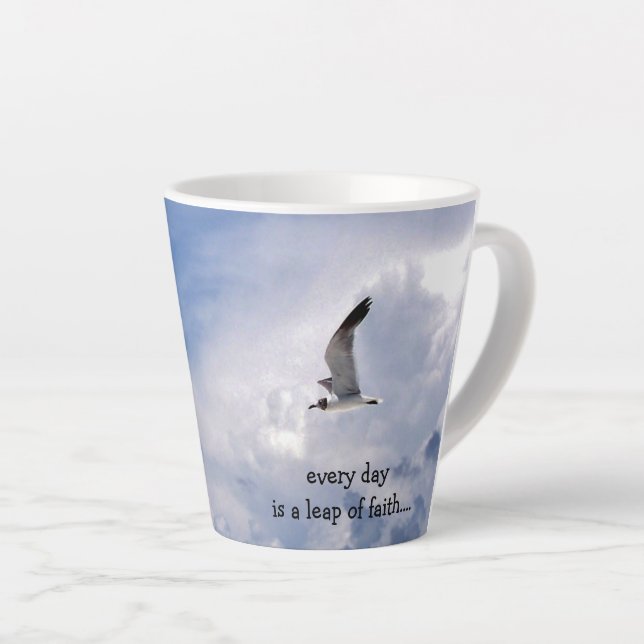 "Chaque jour" Latte Mug (Angle droit)