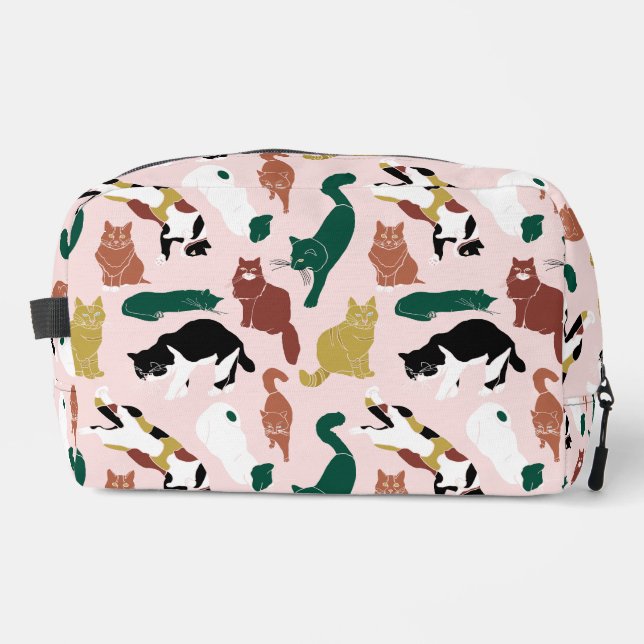 Charming hand-drawn cats on pink background dopp kit (Front)