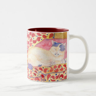 Chat coloré sur la tasse de sofa
