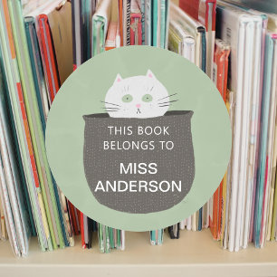 Chat dans le livre de panier autocollant