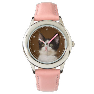 Chat de smoking avec la montre de personnel