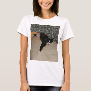 Chat Dormir sur le dessus du T-shirt de base des f