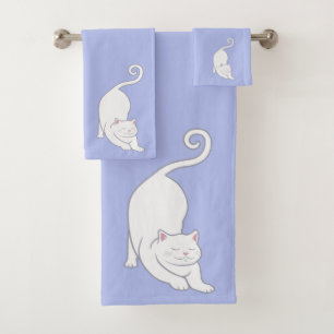 Chat en position descendante sur fond bleu clair