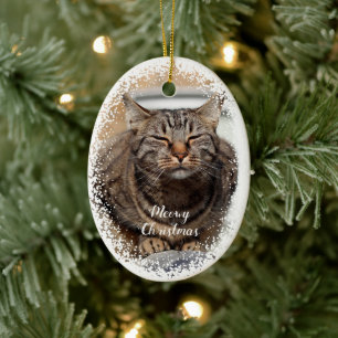 Chat enneigé sur un ornement en céramique de Noël