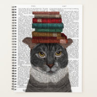 Chat gris avec des livres sur la tête