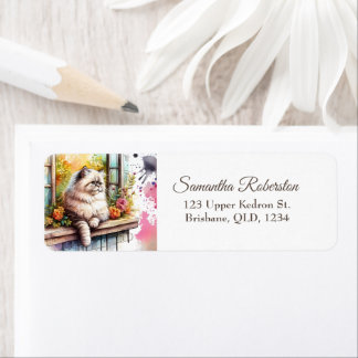 Chat gris beige perse sur la fenêtre Floral été