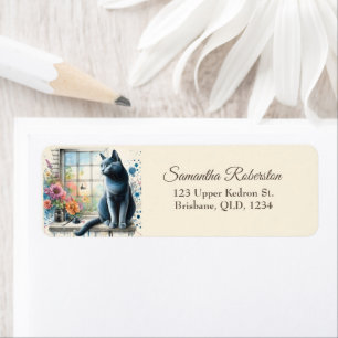 Chat gris bleu russe sur la fenêtre Fleur d'été