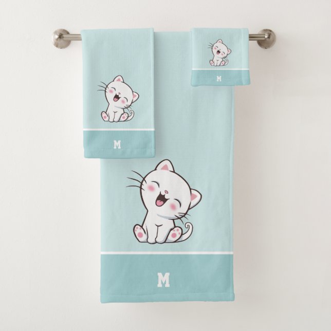 Chat Kitty & Monogram sur serviettes de bain bleu  (En situation)