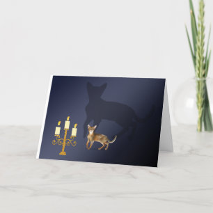 Chat mignon et grande carte d'Halloween à l'ombre