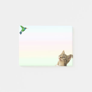 Chat mignon et petit oiseau sur un Post-it de coul