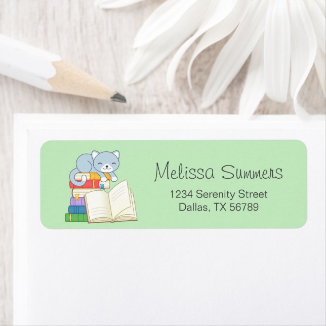 Chat mignonne au-dessus d'une pile de livres sur v (En situation)