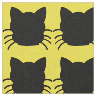 Chat noir sur le tissu jaune d'arrière - plan