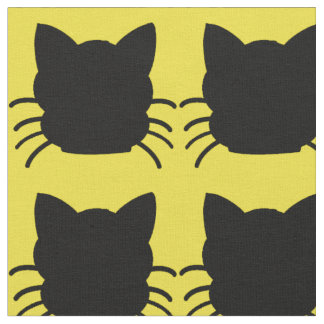 Chat noir sur le tissu jaune d'arrière - plan