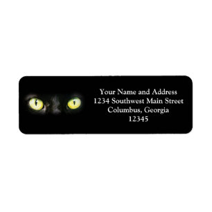 Chat noir, yeux verts jaunes, lisse et éffrayant