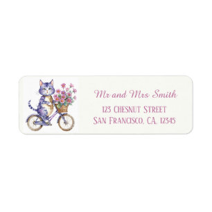 Chat pourpre à vélo avec des fleurs