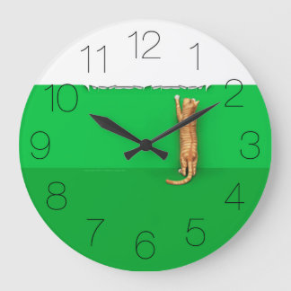 Chat roux à tabby arrache une horloge en papier ro