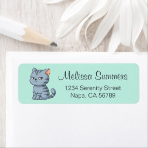 Chat tabby gris grincheux sur fond vert