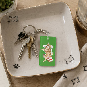 Chat tigré orange drôle jouant aux cartes de solit