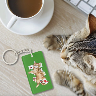 Chat tigré orange drôle jouant aux cartes de solit