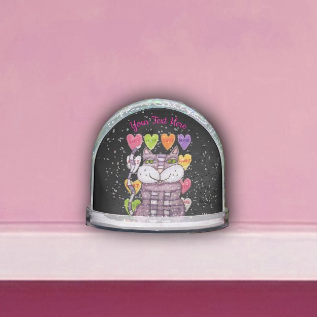 Chat violet rayé Valentine Coeurs bonbons Noir (Purple striped cat with colourful Valentine candy hearts with sayings on black snow globe.)