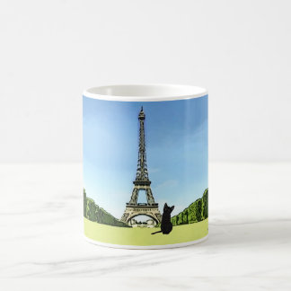 Chaton noir devant la tasse de Tour Eiffel