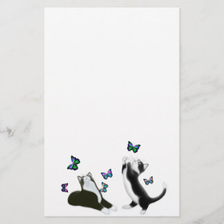 Chatons de smoking avec la papeterie de papillons