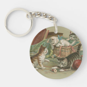 Chatons victoriens vintage jouant dans un panier à
