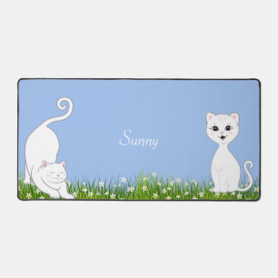 Chats blancs mignons avec des fleurs 