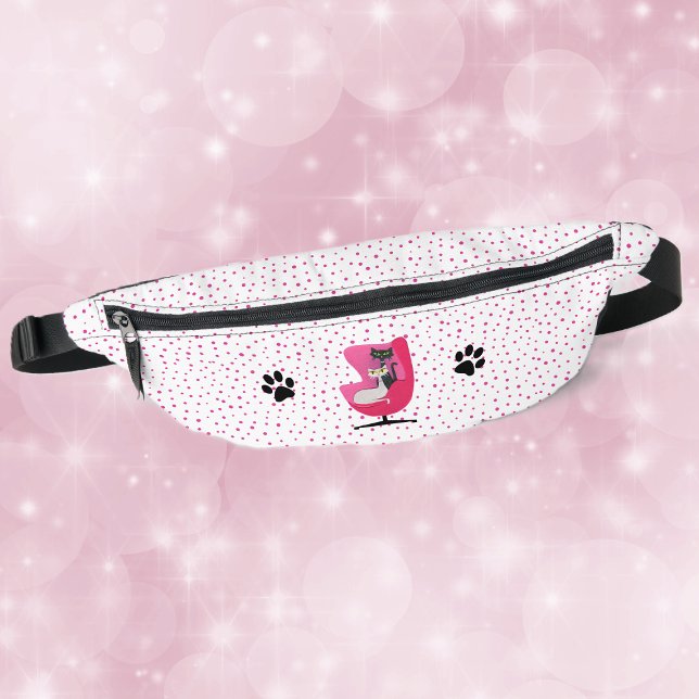 Chats dans le milieu du siècle rose Chaise Emprein (Two cats in mid century pink chair, black cat paw prints on white with pink dots fanny pack.)