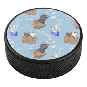 Chats en boîte et gouttes de lait sur bleu