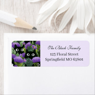 Chats noirs dans un jardin de fleurs violettes Adr
