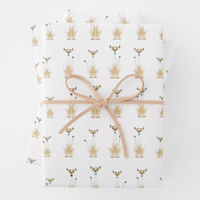 Chats siamois enveloppant des feuilles de papier (En situation)