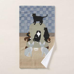 Chats sur une grande chaise Serviette main
