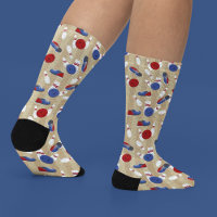 Boule de bowling, poubelles et chaussures à motifs